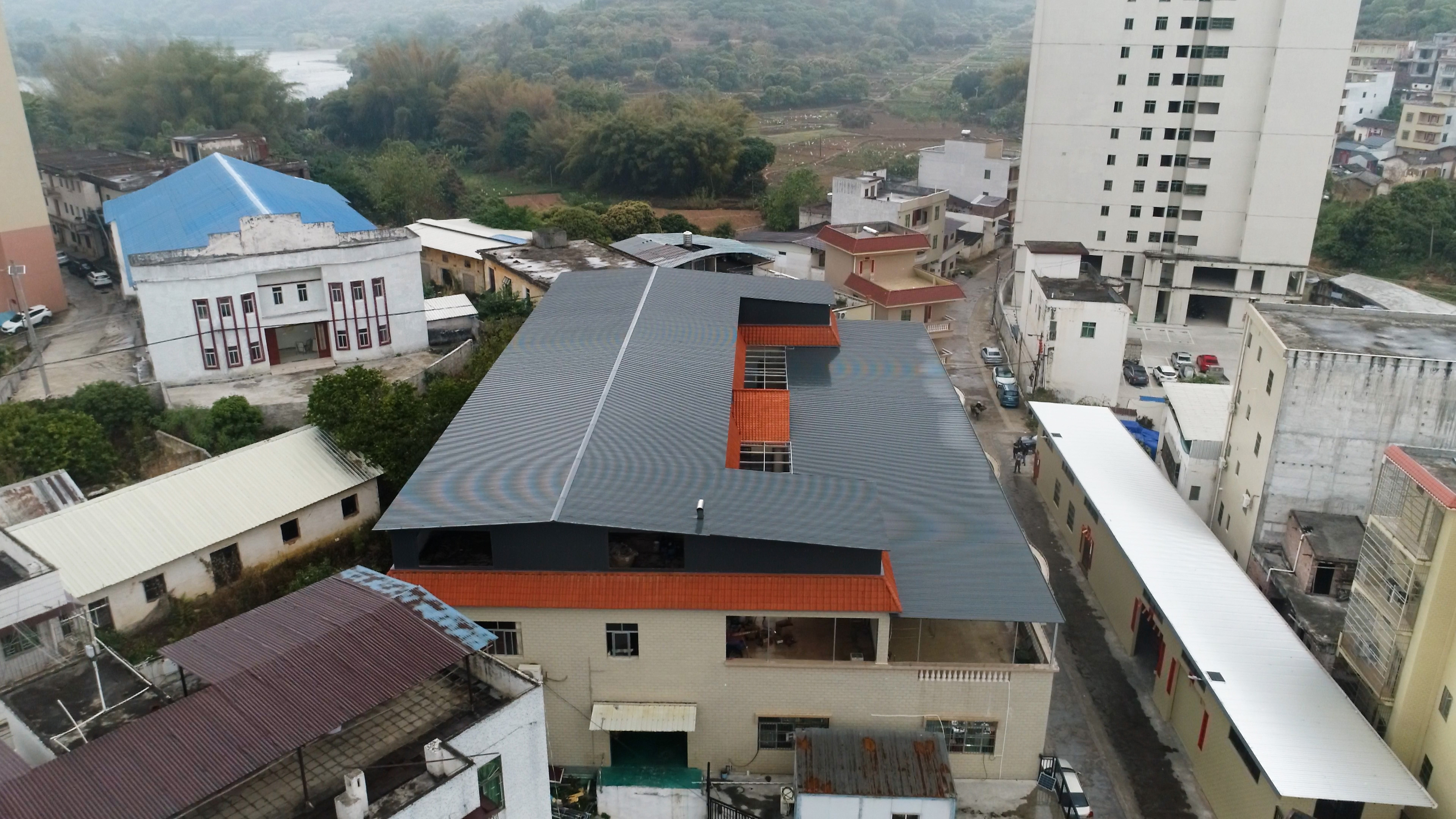 The factory located in Guangdong uses modern metal roof sandwich panels, coverin