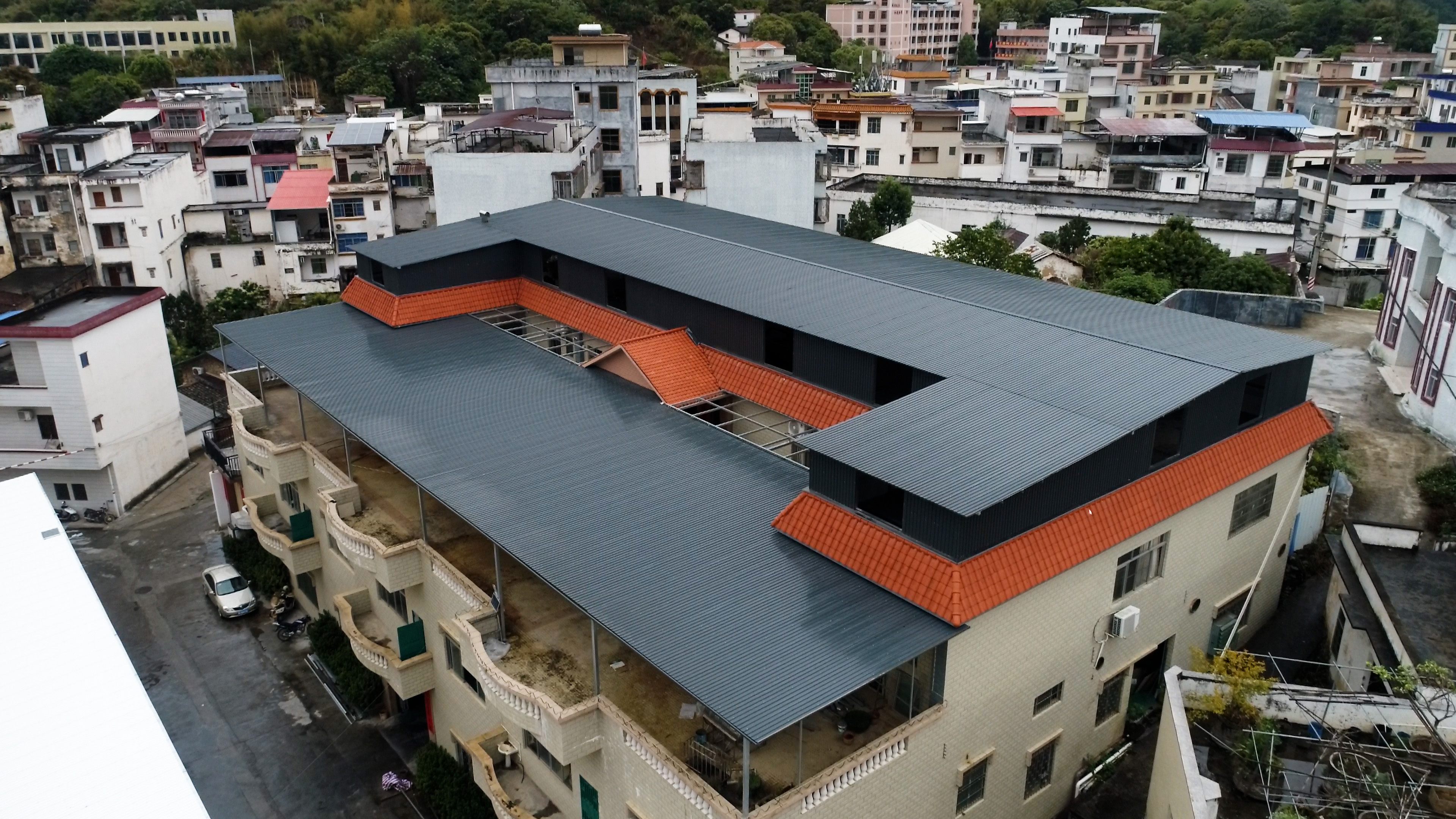 The factory located in Guangdong uses modern metal roof sandwich panels, coverin
