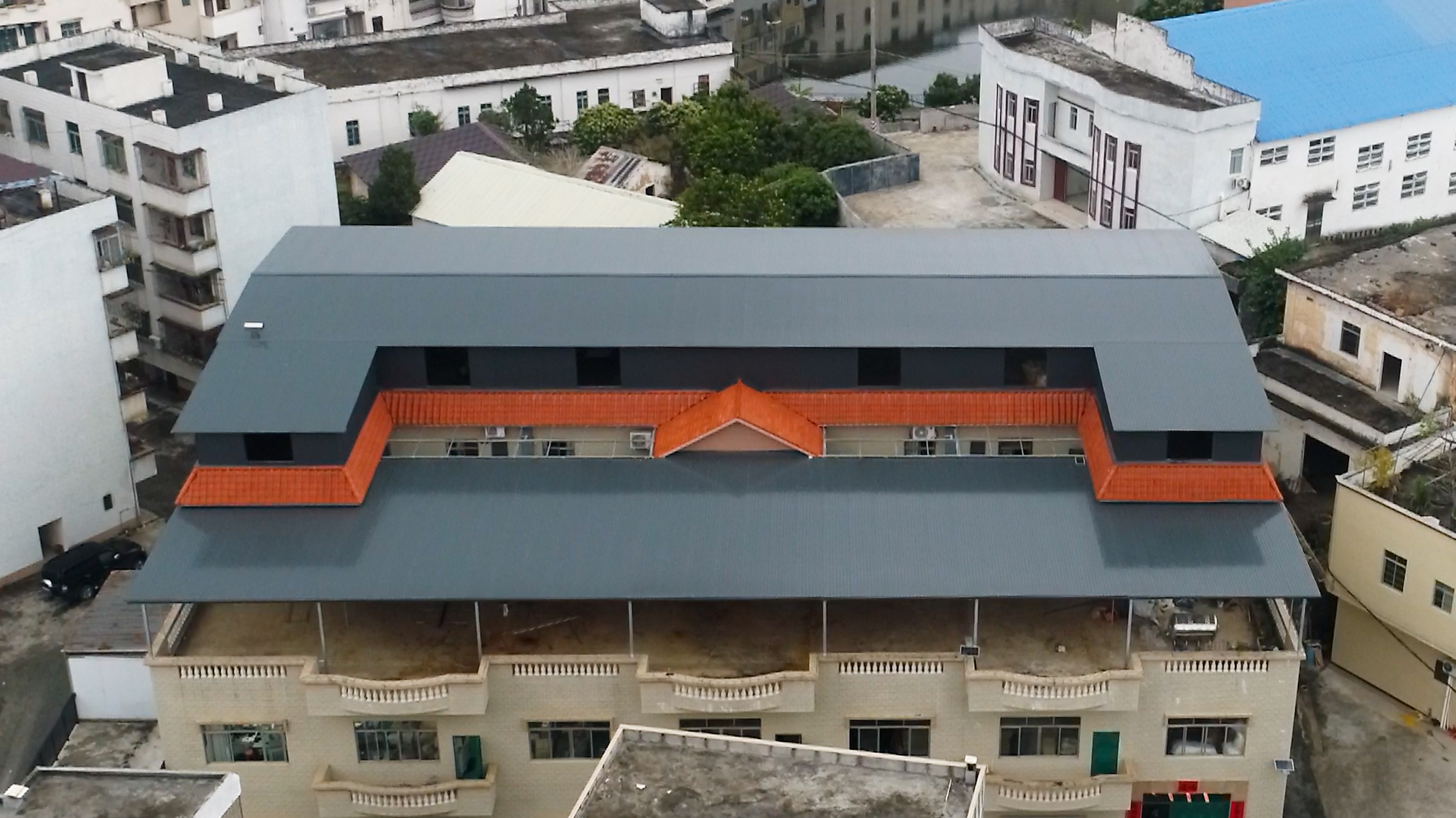 The factory located in Guangdong uses modern metal roof sandwich panels, coverin