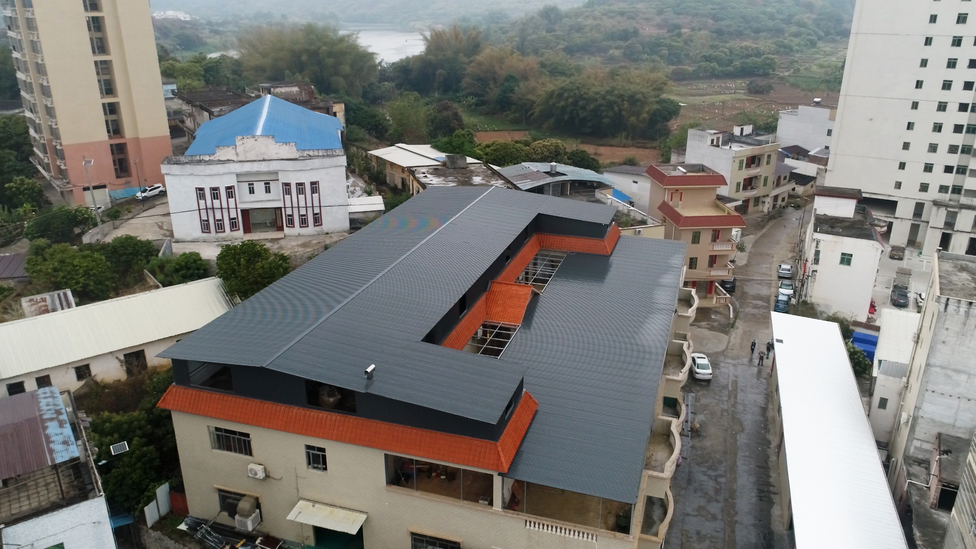 The factory located in Guangdong uses modern metal roof sandwich panels, coverin