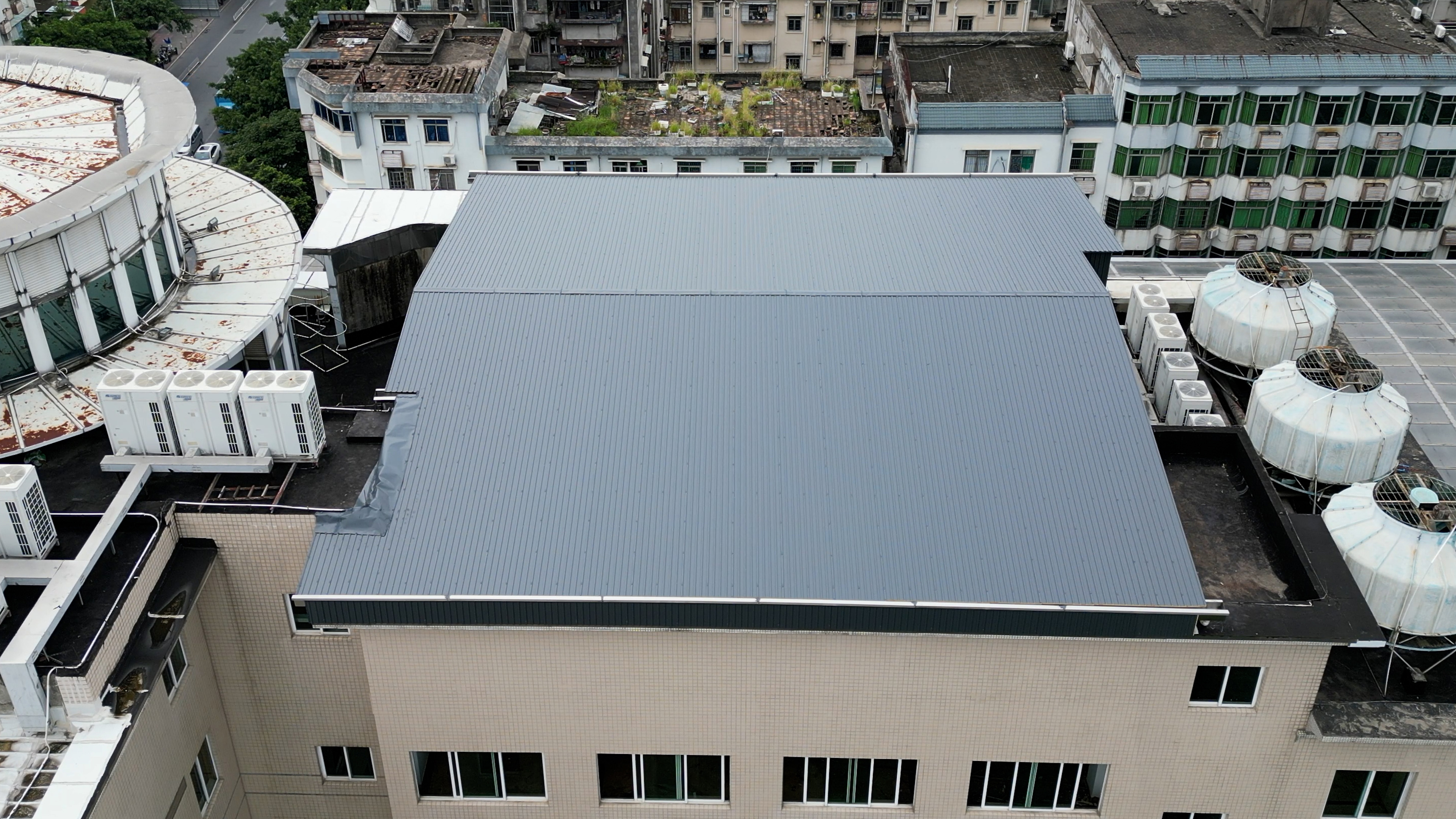 The factory located in Guangdong uses modern metal roof sandwich panels, coverin